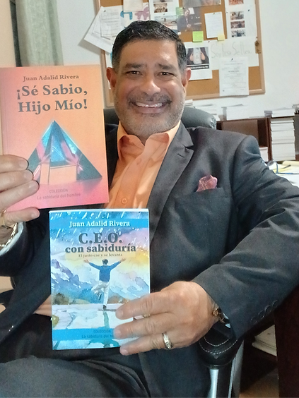 Juan Adalid Rivera sostiene dos de sus libros